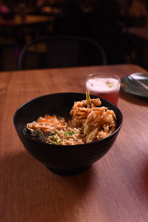 Noodles e guiozas servidos à mesa no SulJan