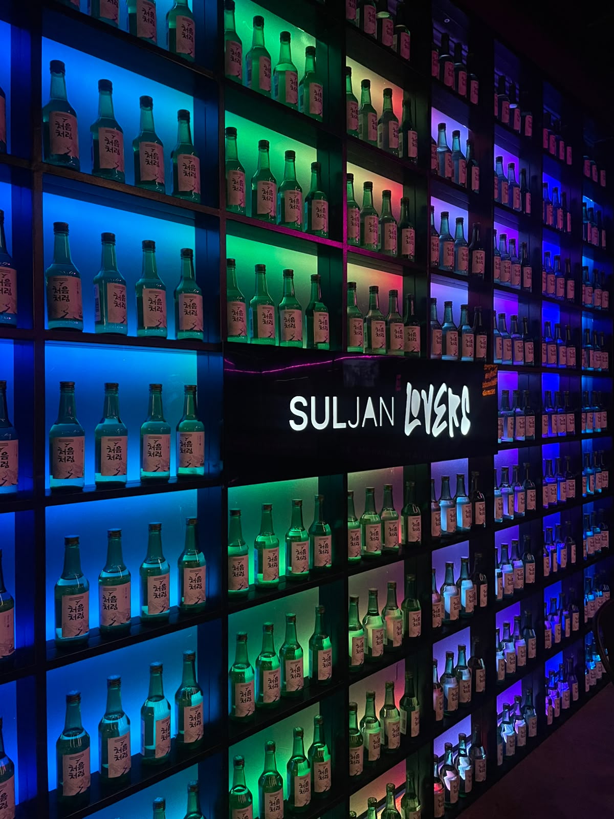 Parede de garrafas de soju iluminadas no SulJan
