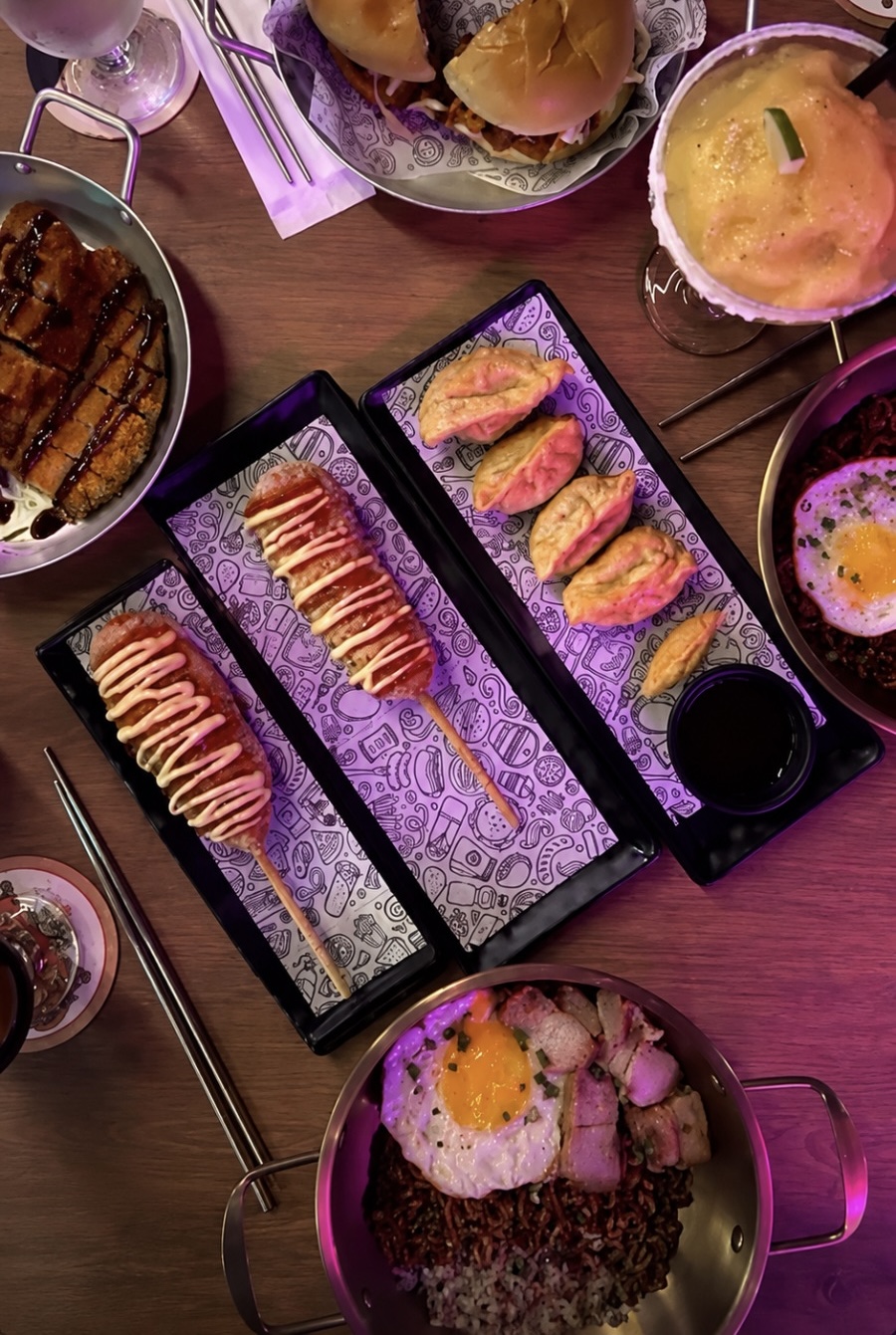 Mesa com pratos, mandu, kimbap e drinks do SulJan